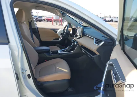 2021 Toyota Rav4 Xle z USA, uszkodzony, nr VIN 2T3W1RFVXMC147900